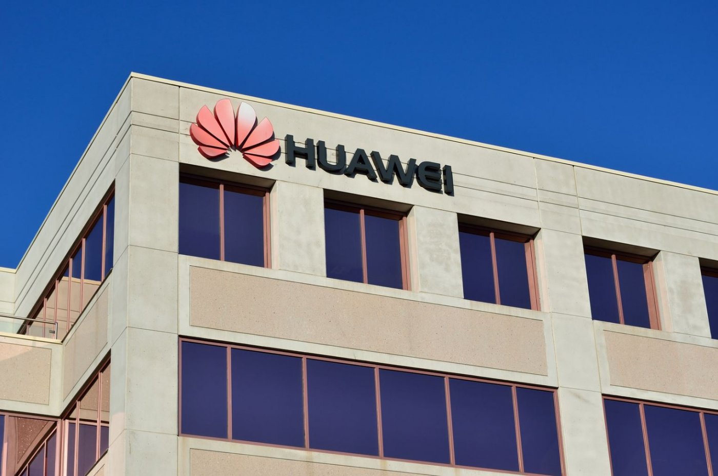 Huawei Will Still Face Some Restrictions Dealing with the US, According to Trump's Economic Advisor Huawei Will Still Face Some Restrictions Dealing with the US, According to Trump's Economic Advisor