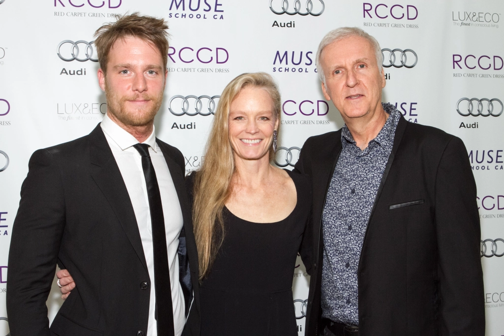 Suzy Amis Cameron Host Pre-oscar Fashion Dinner on the Red Carpet Green Dress Suzy Amis Joined Friends, Family and Celebrities for a Pre-oscars Dinner at Morton's in Beverly Hills.