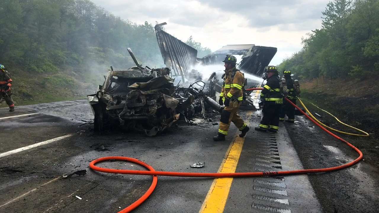 On Interstate 81 in Schuylkill County, Pennsylvania, a Huge Collision Has Occurred.