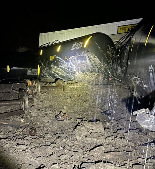 train derails into Yellowstone River in Montana train derails into Yellowstone River in Montana