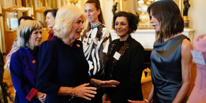 beckham-curtsy-instyle-0955