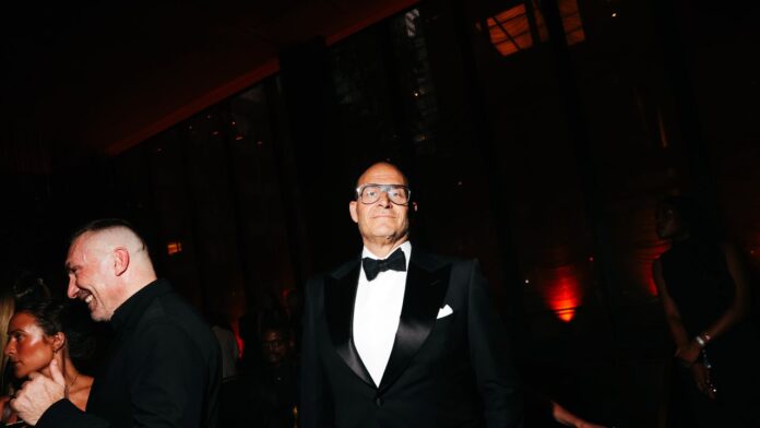 saks-c-e-o-steps-down-as-company-struggl-1767429062152